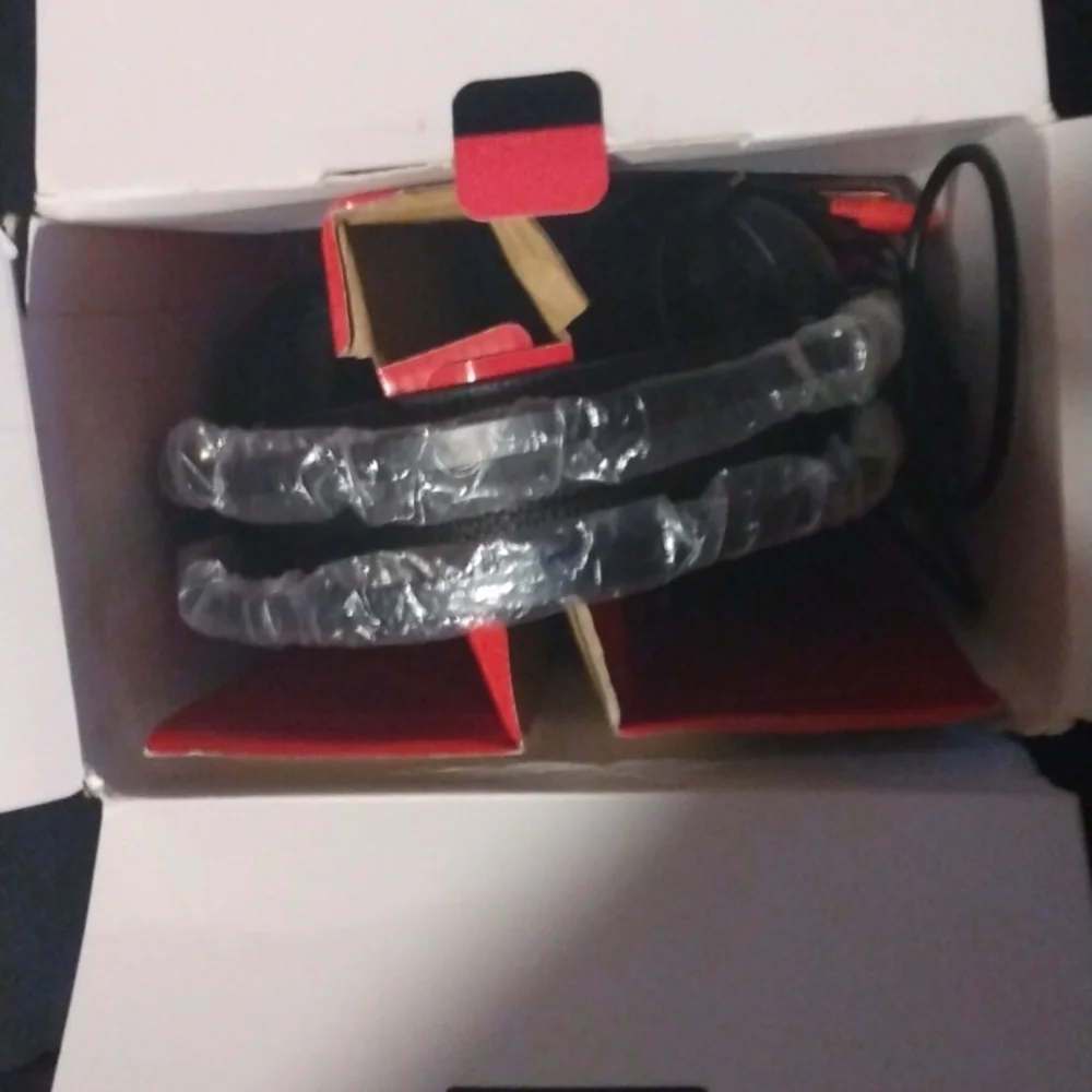 Gaming head phones that can be used for Nintendo, Xbox, Playstation, and PC.